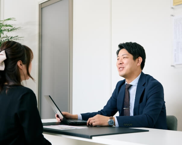 笑顔で接客する男性