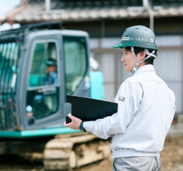 解体をする男性